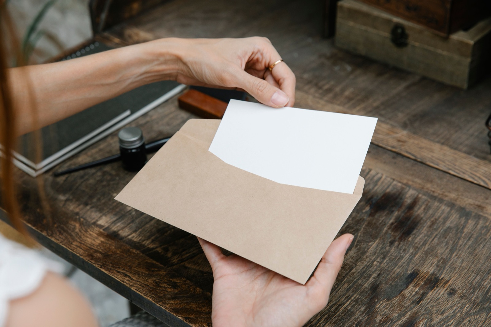 Mano sacando una carta de un sobre