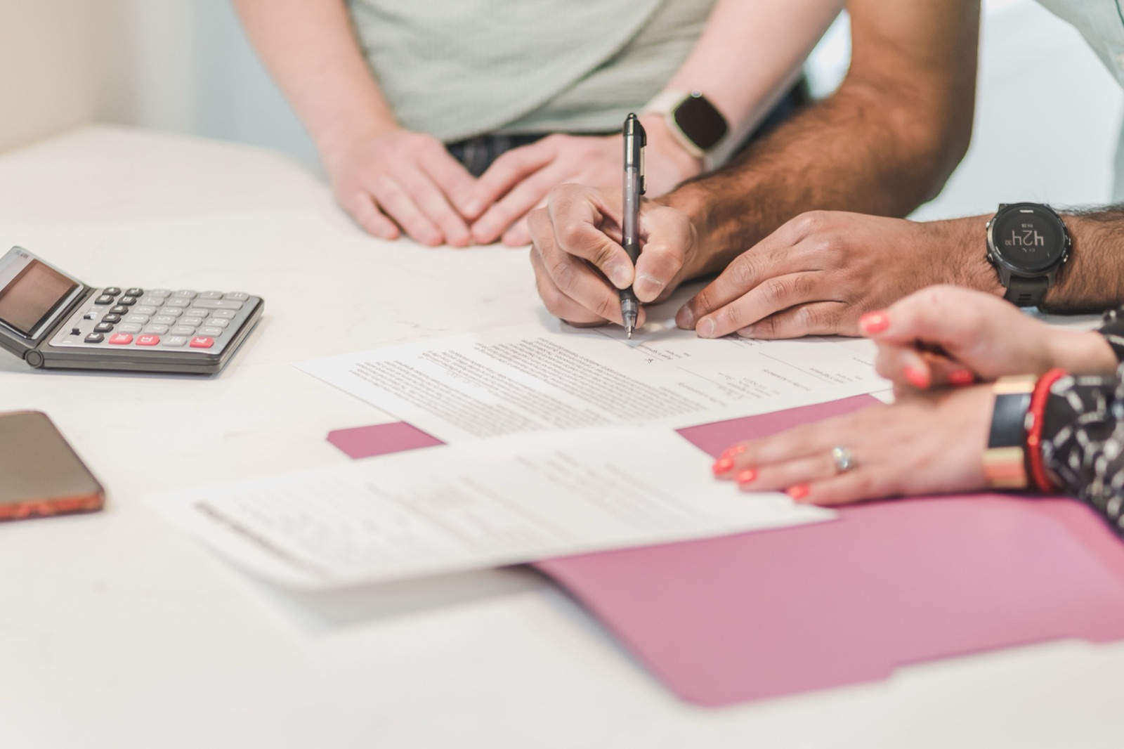 Personas firmando un documento bancario
