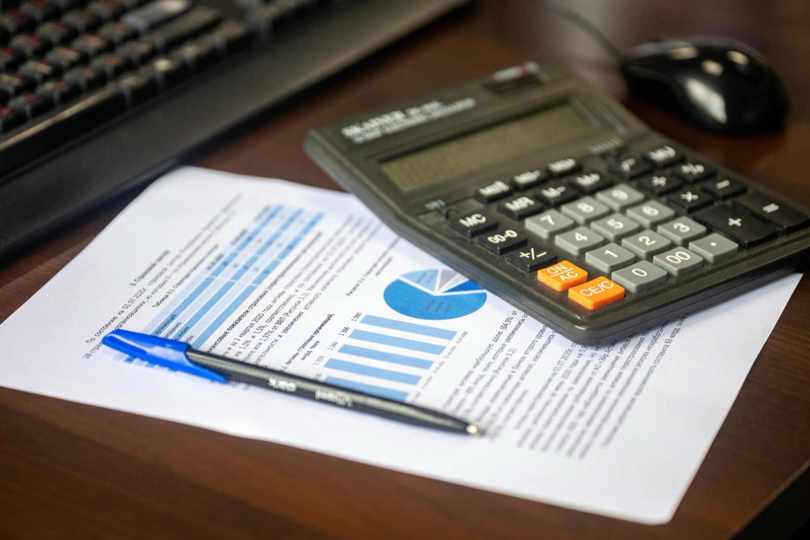 Calculadora sobre un informe financiero con gráficos