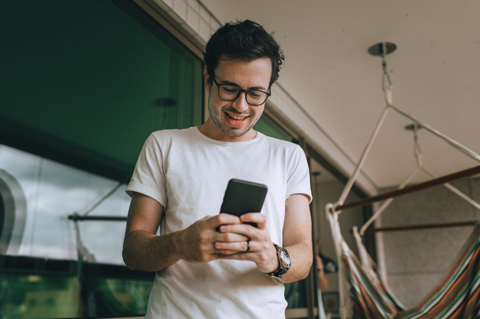 Persona revisando una notificación de alerta en el móvil