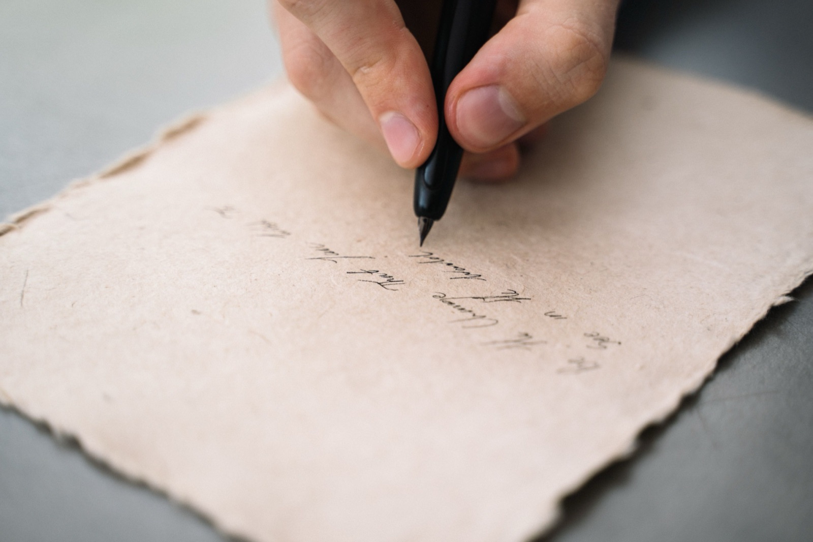 Mano escribiendo una carta a mano