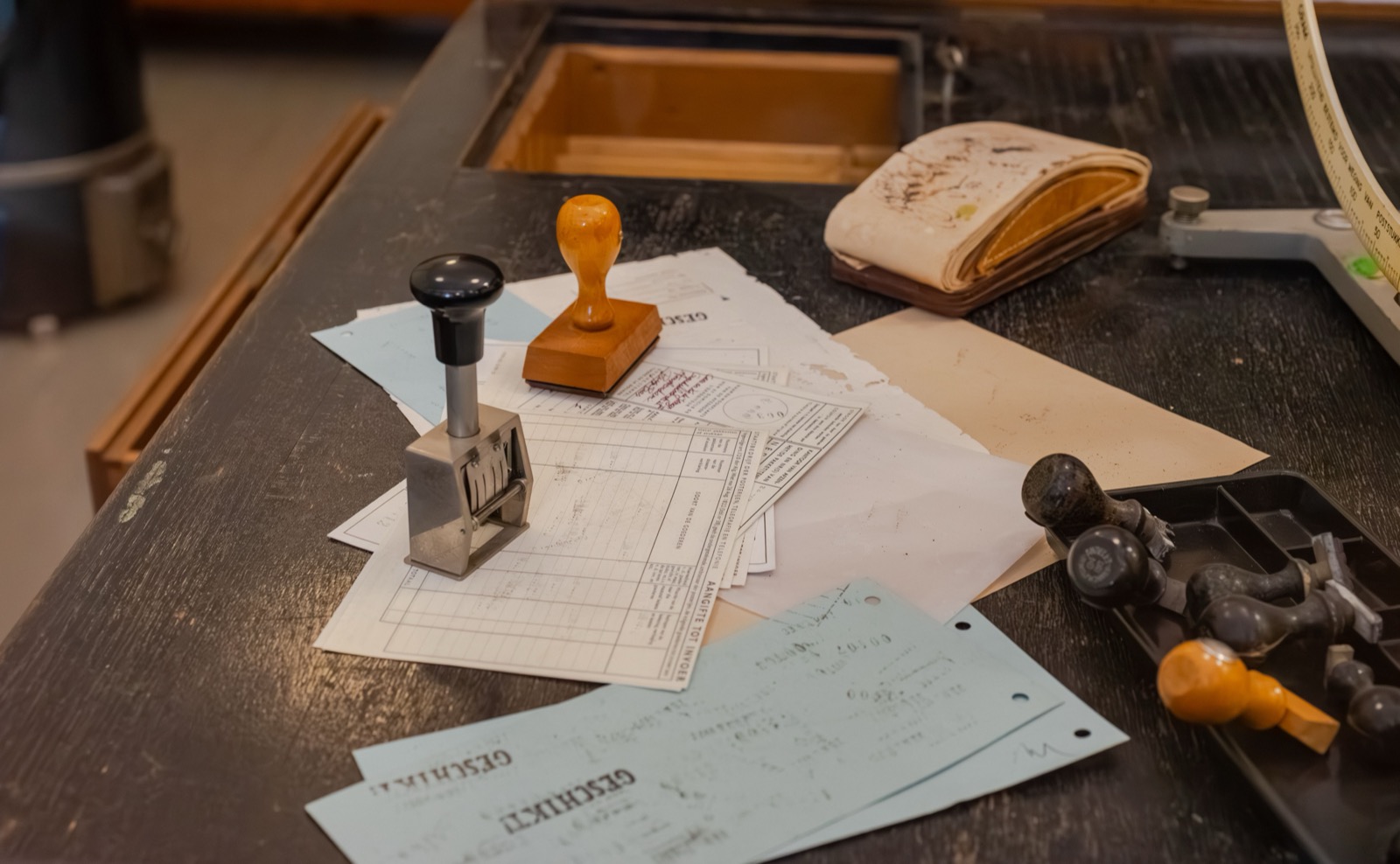 Escritorio con sellos de oficina sobre documentos