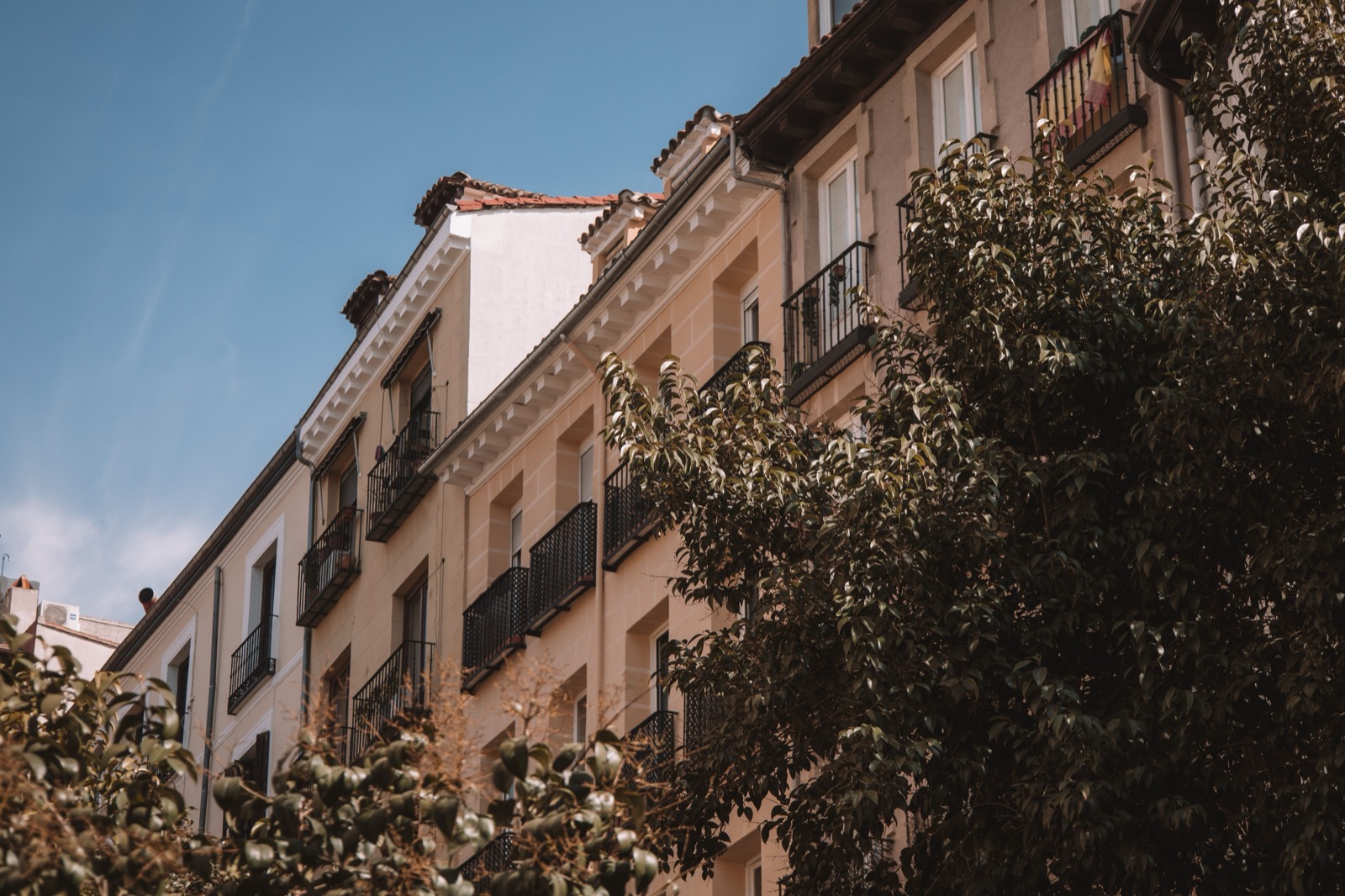 Edificio residencial con balcones en Madrid