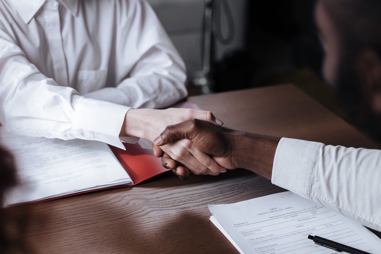 Dos personas dándose la mano tras llegar a un acuerdo