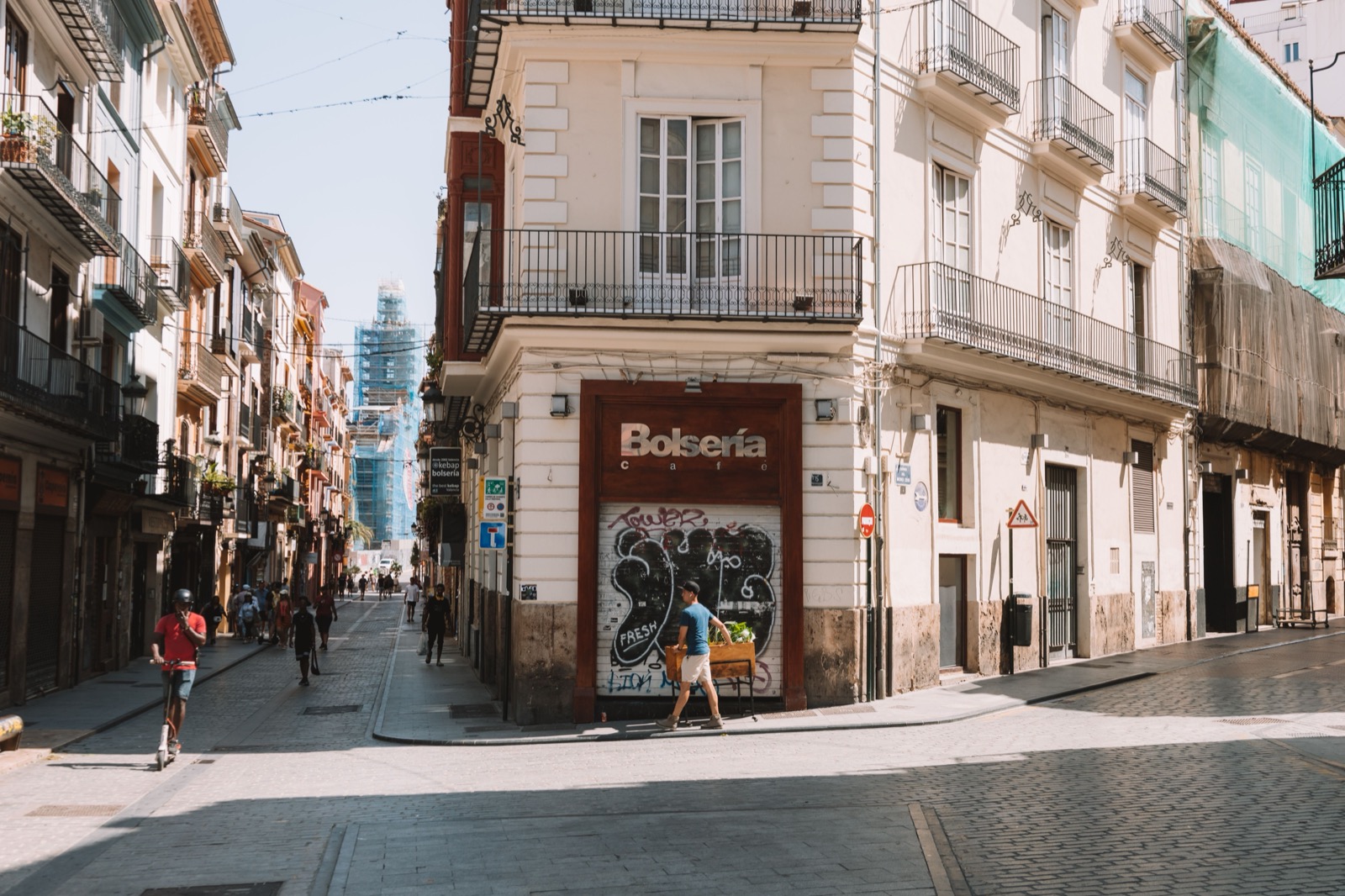 Calle soleada de un barrio de Valencia